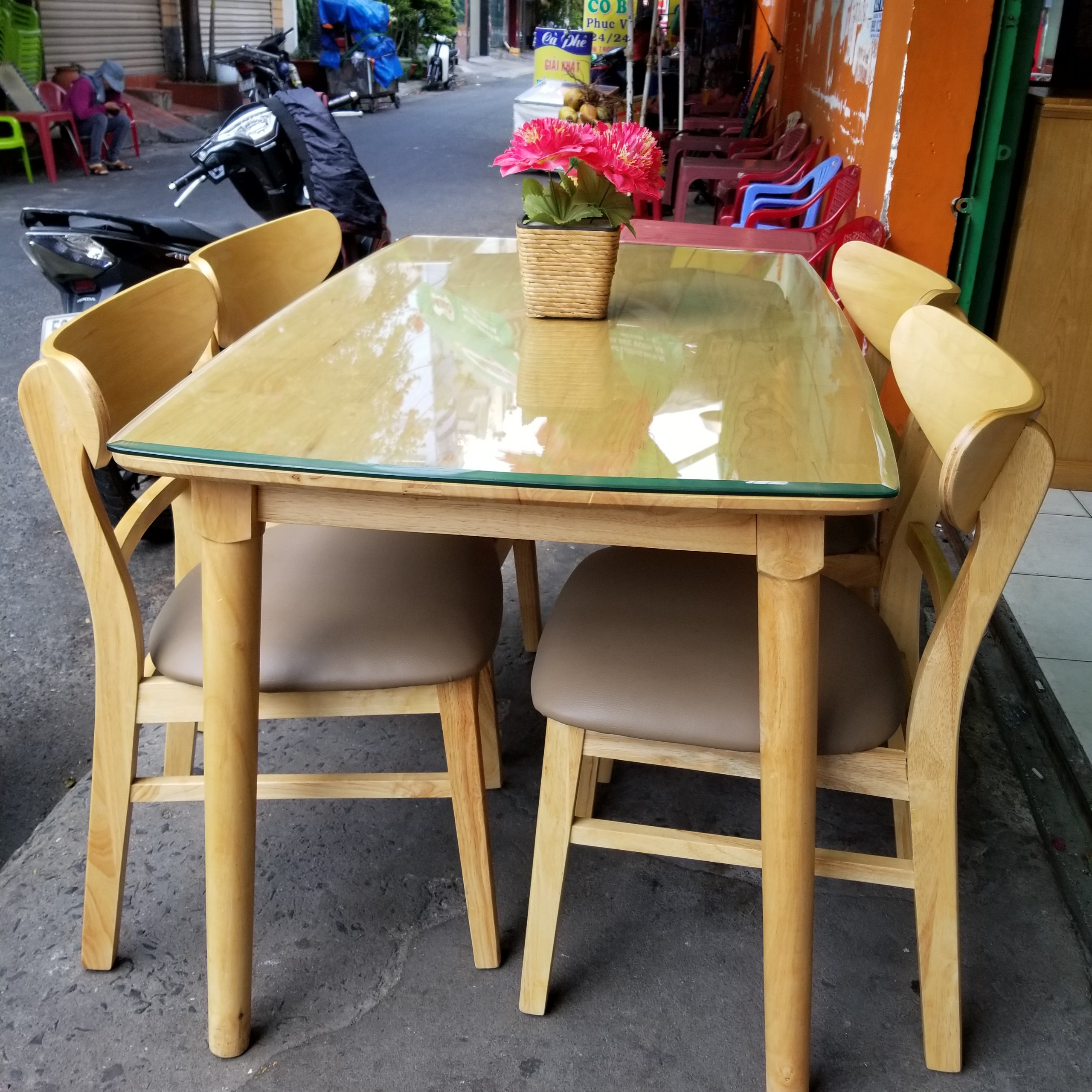 Bàn ghế ăn Hoàng Anh Gia Lai: Tối ưu hóa không gian ăn uống với bộ bàn ghế ăn Hoàng Anh Gia Lai. Với một thiết kế hiện đại và đa dạng về màu sắc, bạn sẽ không chỉ tạo ra không gian ăn uống thú vị hơn mà còn mang lại nhiều giá trị esthetics cho phòng bếp của bạn.